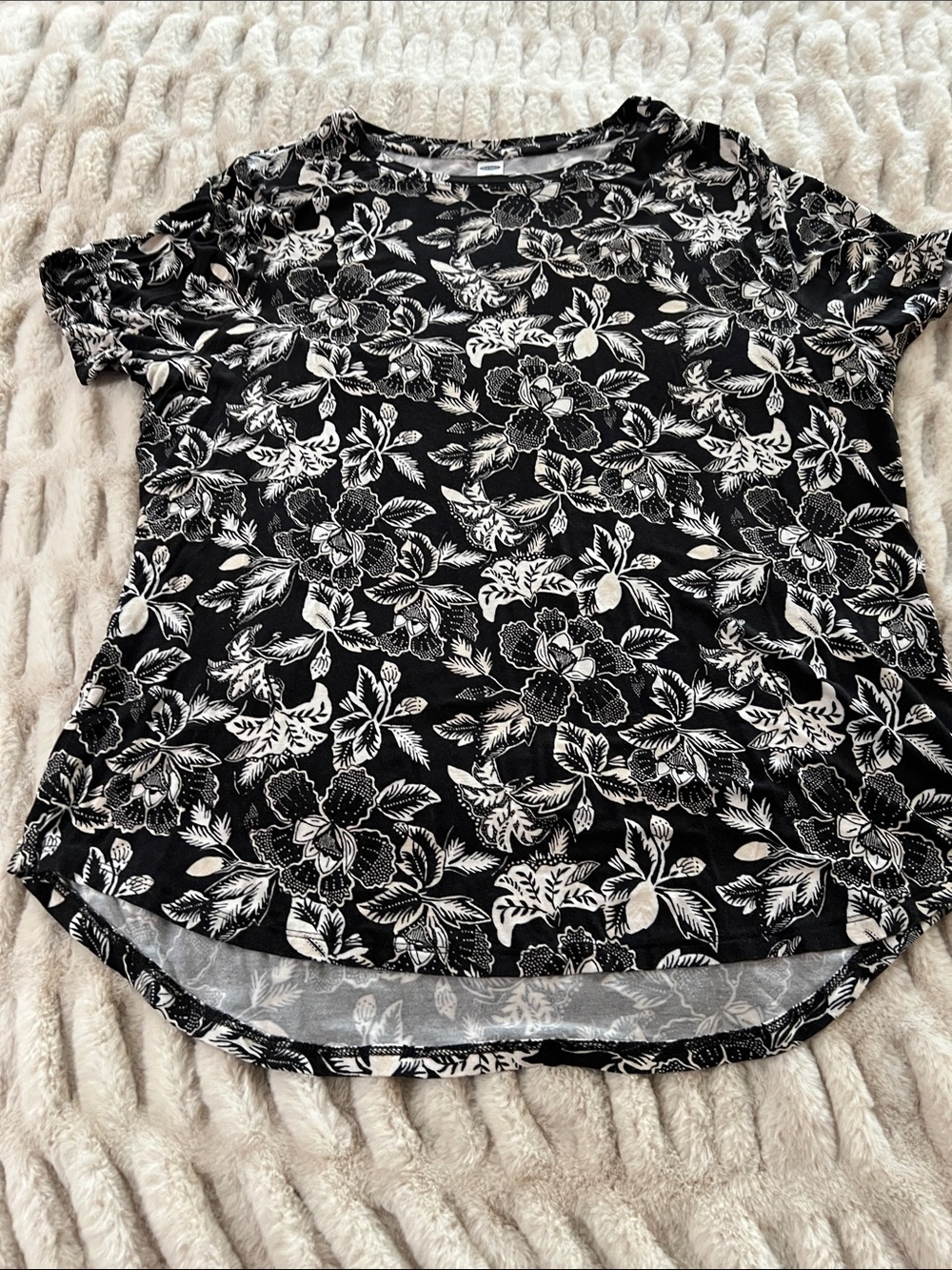 Old Navy Black and White Floral Short Sleeve Tee